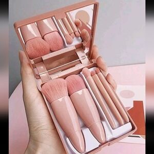 Mini travel friendly makeup brush kit